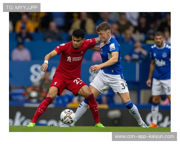 利物浦前场连续推进，迪亚斯内切爆射得手